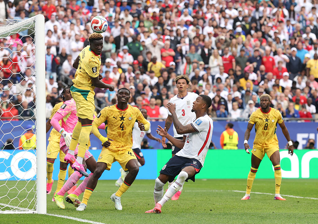 ¡Despeje de Ghana sobre la línea!