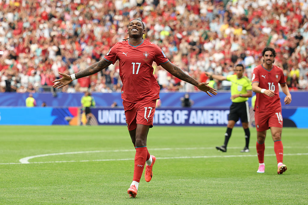 Rafael Leao se suma a la fiesta en Houston